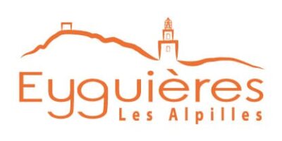 Logo de la ville d’Eyguières représentant une montagne et une église stylisées, avec l’inscription « Eyguières – Les Alpilles » en orange.