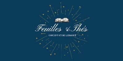 Logo du concept store « Feuilles à Thés » sur fond bleu avec un livre ouvert au centre entouré d’étoiles dorées.