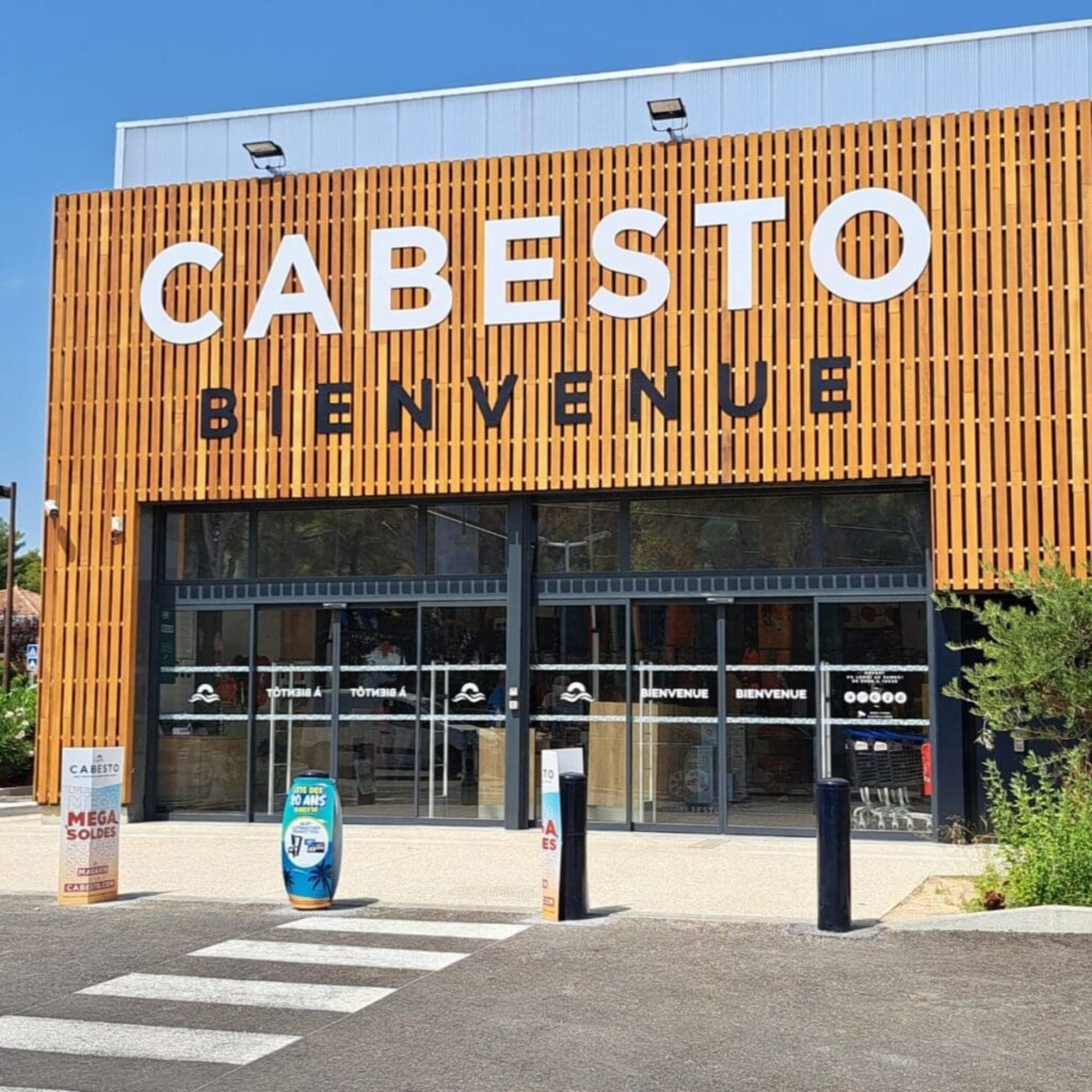 Façade du magasin Cabesto avec application de film miroir solaire sur les vitrines. La pose permet une meilleure protection contre la chaleur tout en conservant une visibilité extérieure moderne