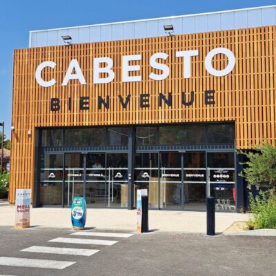 Façade du magasin Cabesto avec application de film miroir solaire sur les vitrines. La pose permet une meilleure protection contre la chaleur tout en conservant une visibilité extérieure moderne