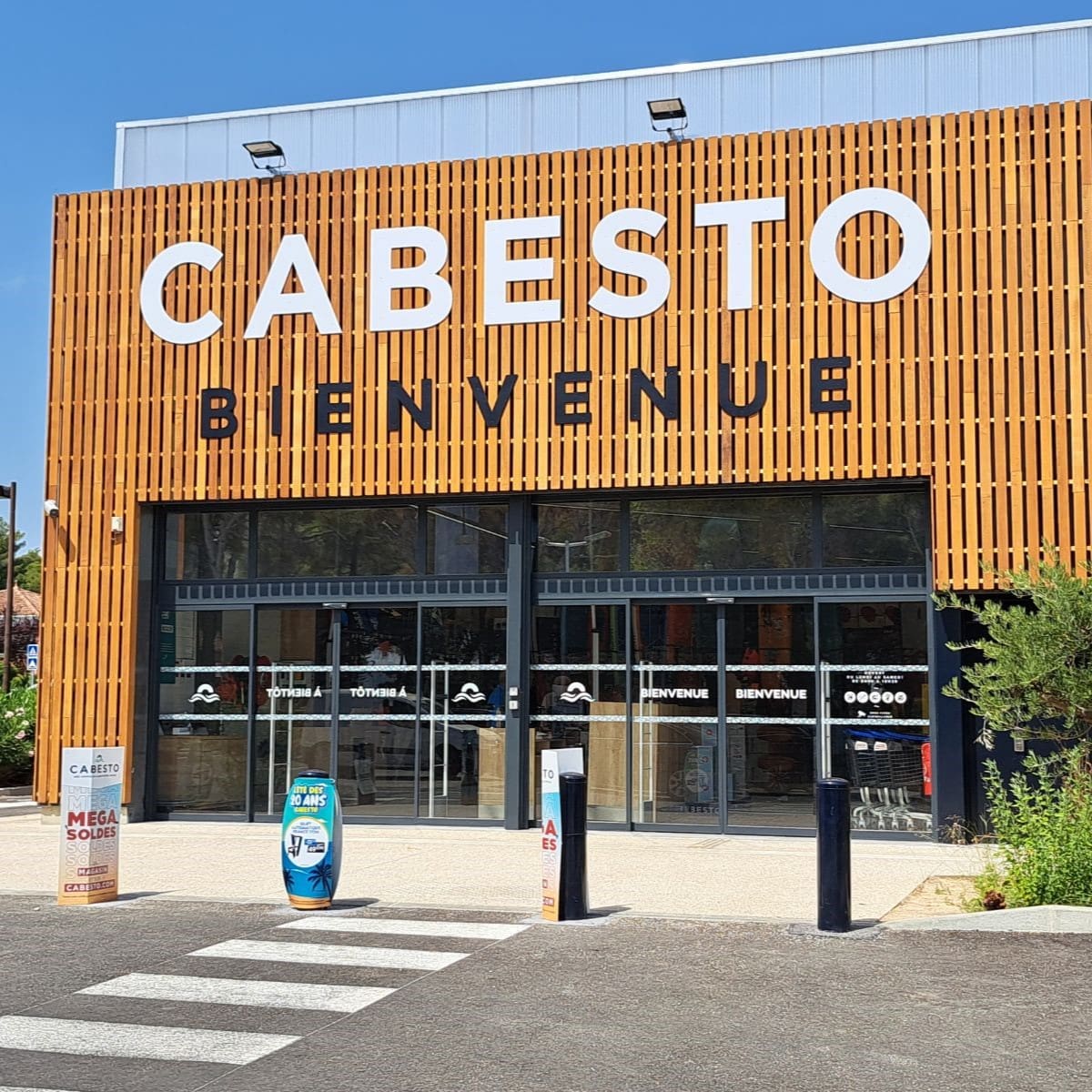 Façade du magasin Cabesto avec application de film miroir solaire sur les vitrines. La pose permet une meilleure protection contre la chaleur tout en conservant une visibilité extérieure moderne