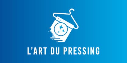 Logo de L’Art du Pressing avec une machine à laver stylisée suspendue à un cintre, sur fond bleu.