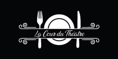 Logo de La Cour du Théâtre avec des couverts encadrant une assiette, sur fond noir.