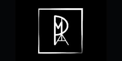 Logo blanc stylisé avec les lettres M, P et A entrelacées dans un carré noir.