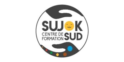 Logo du Centre de formation Sujok Sud, représentant deux mains stylisées encerclant un visage souriant, avec des éléments colorés symbolisant l’équilibre et l’énergie.