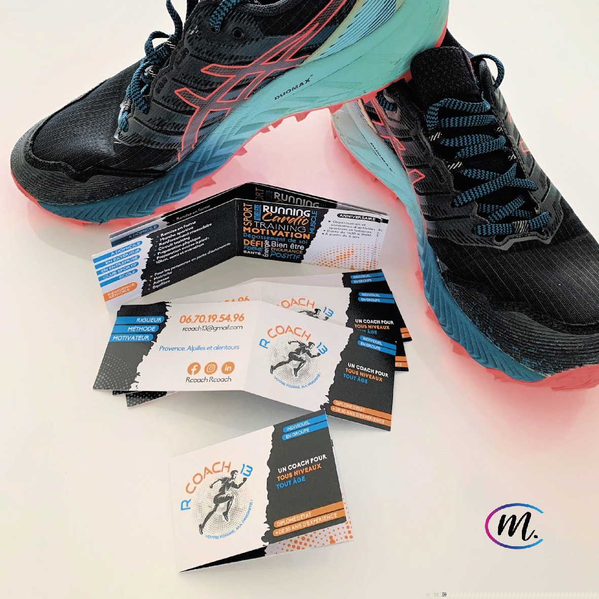 Cartes de visite du coach sportif R-COACH13 présentées au sol entre une paire de baskets de running.