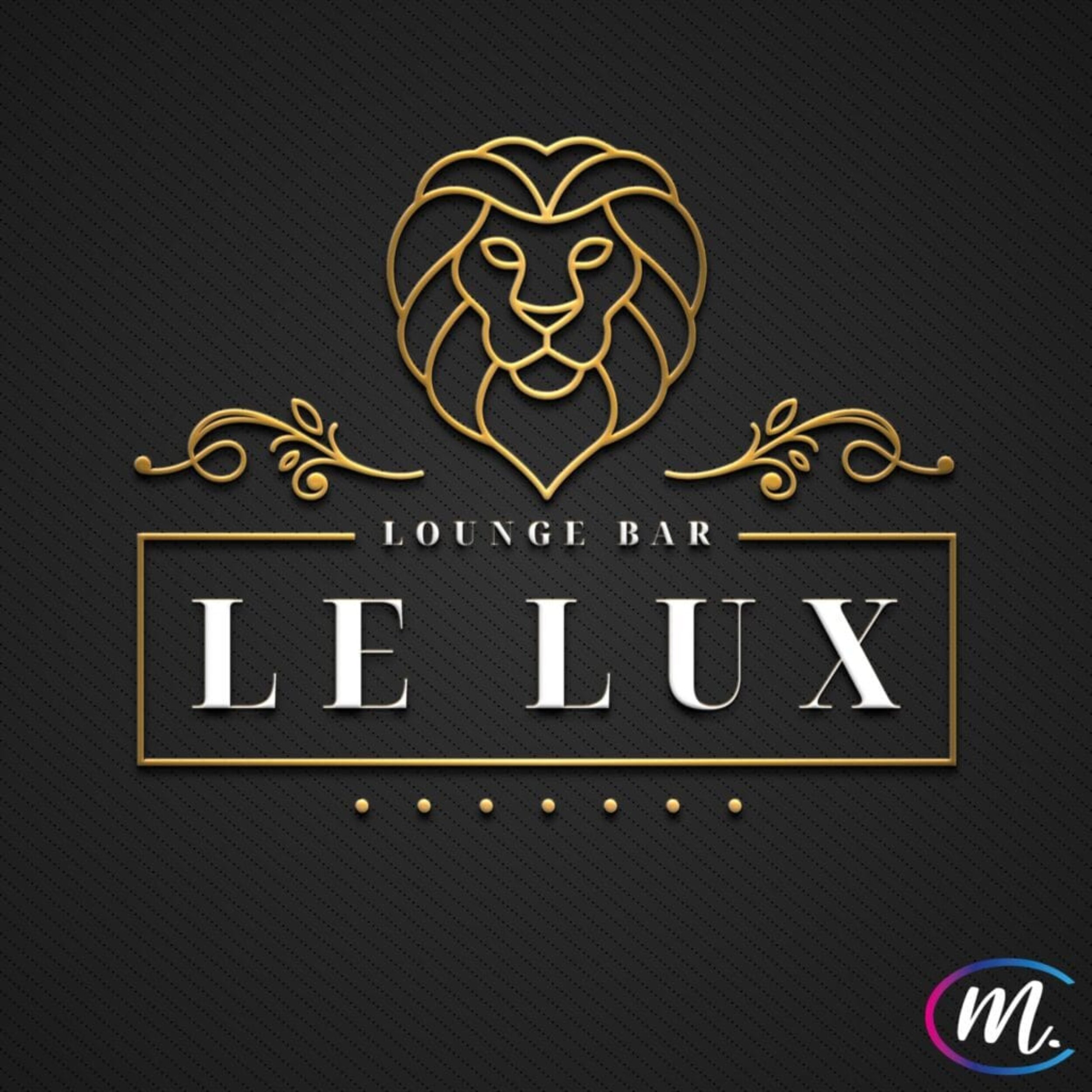 Logo doré du lounge bar LE LUX avec une tête de lion stylisée et une typographie élégante sur fond noir texturé.