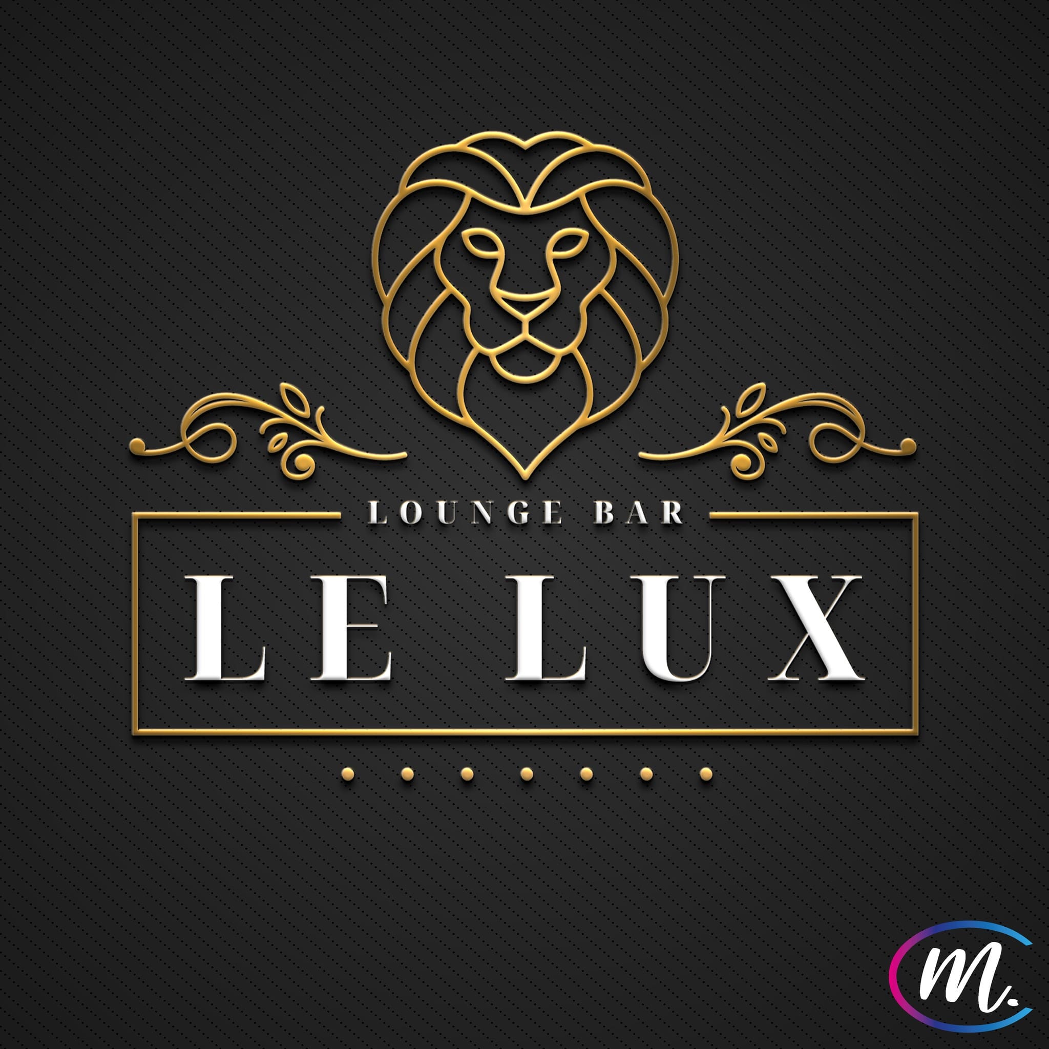 Logo doré du lounge bar LE LUX avec une tête de lion stylisée et une typographie élégante sur fond noir texturé.
