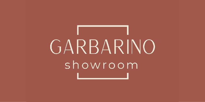 Logo du Garbarino Showroom avec typographie moderne beige sur fond terracotta, encadré par un cadre minimaliste.