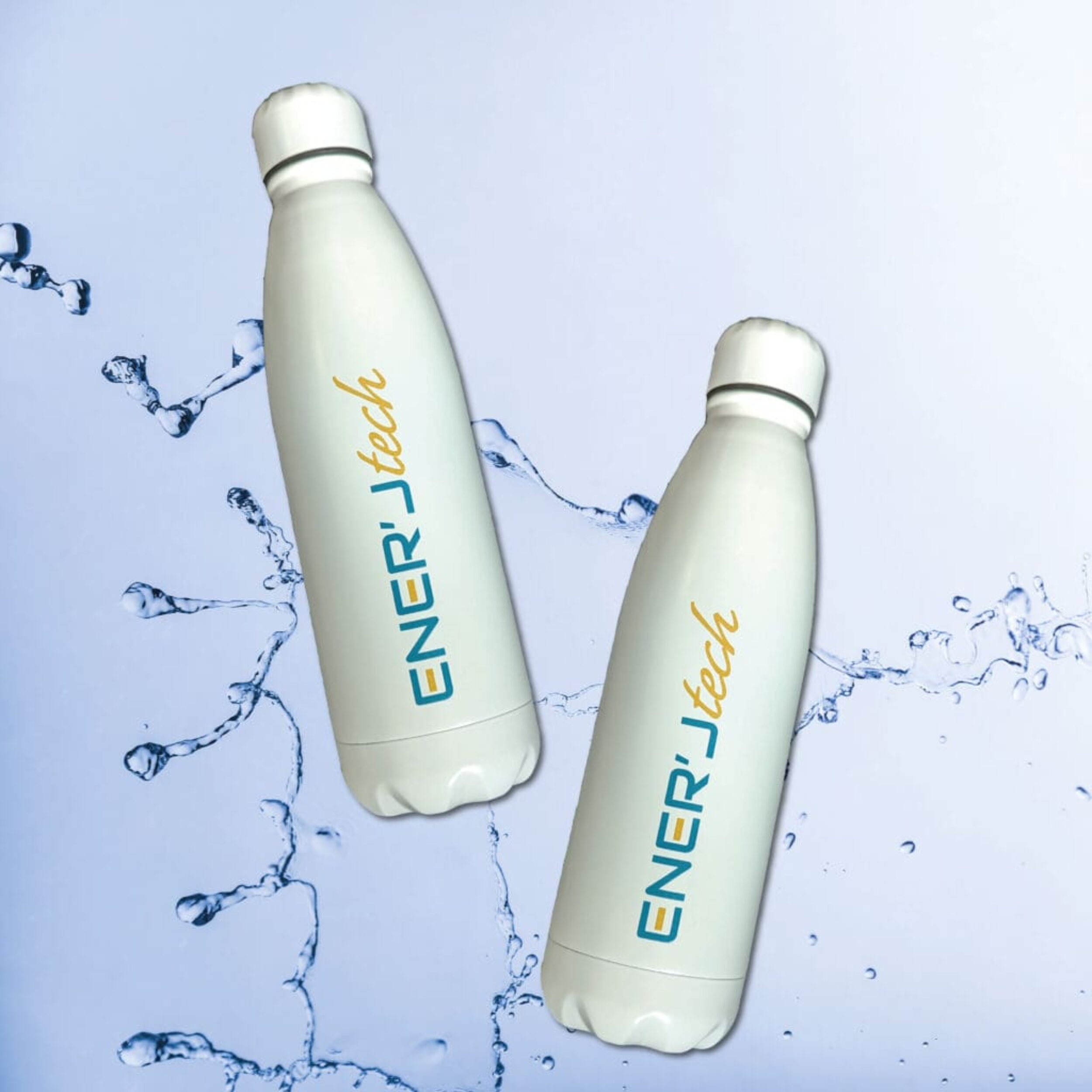 Deux gourdes blanches personnalisées avec le logo Ener'J Tech, posées sur un fond avec éclaboussures d’eau.