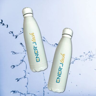 Deux gourdes blanches personnalisées avec le logo Ener'J Tech, posées sur un fond avec éclaboussures d’eau.