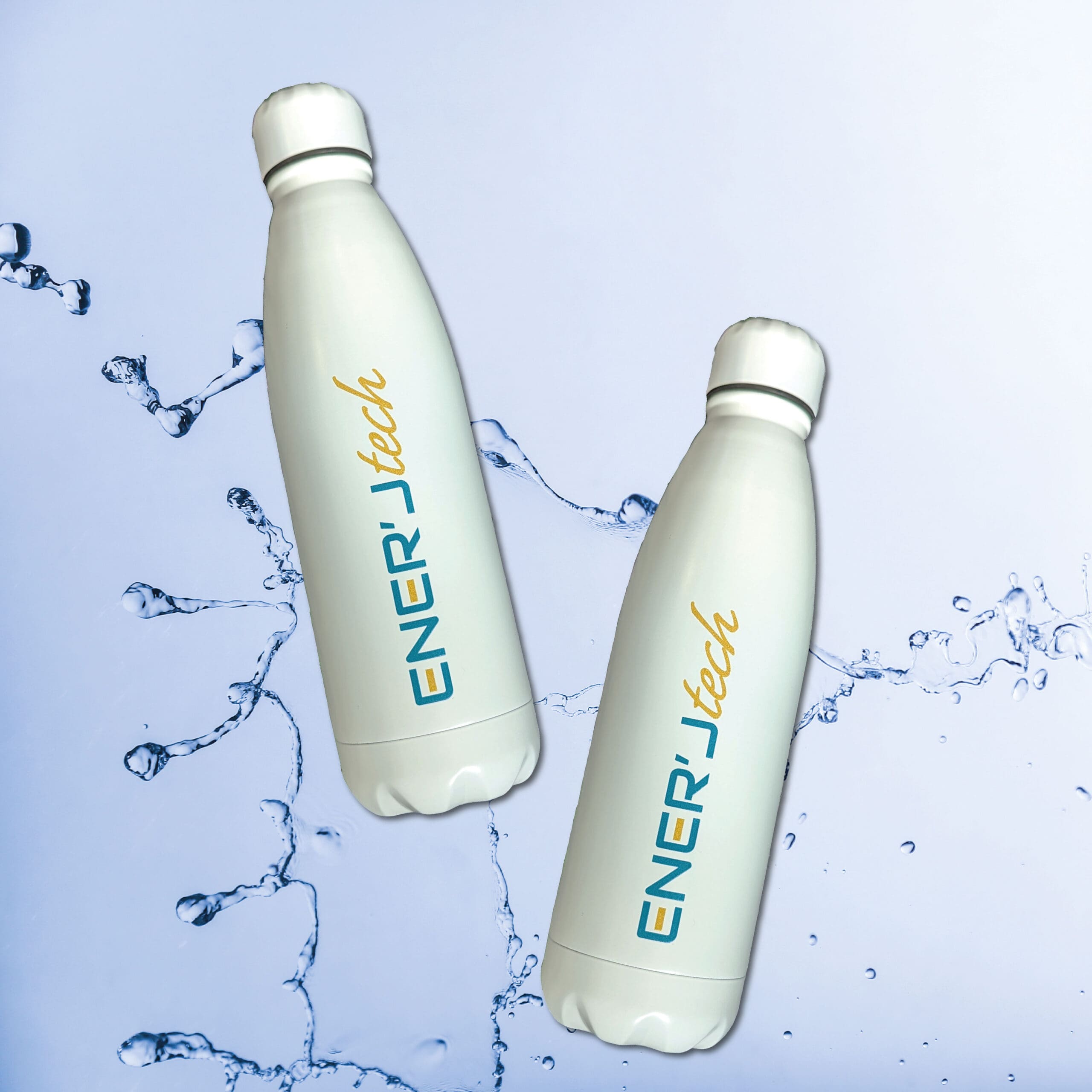 Deux gourdes blanches personnalisées avec le logo Ener'J Tech, posées sur un fond avec éclaboussures d’eau.