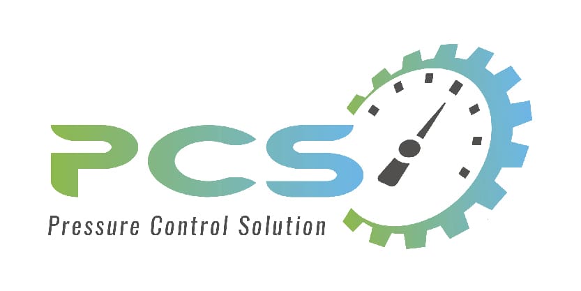 Logo PCS avec les lettres stylisées et un manomètre intégré dans une roue dentée, accompagné du texte « Pressure Control Solution ».