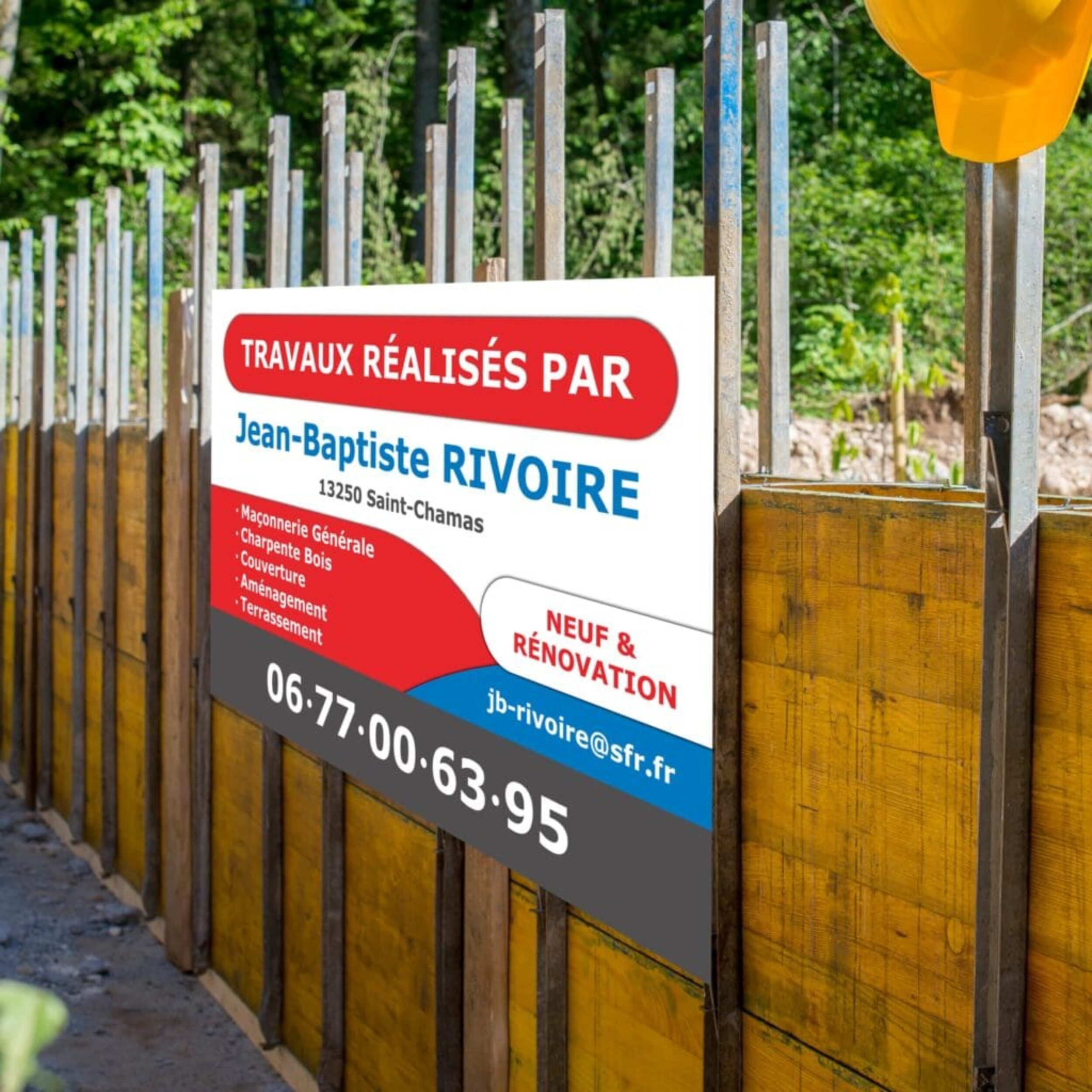 Panneau de chantier affiché sur une palissade en bois indiquant les travaux réalisés par Jean-Baptiste Rivoire à Saint-Chamas, avec coordonnées et types d’interventions.