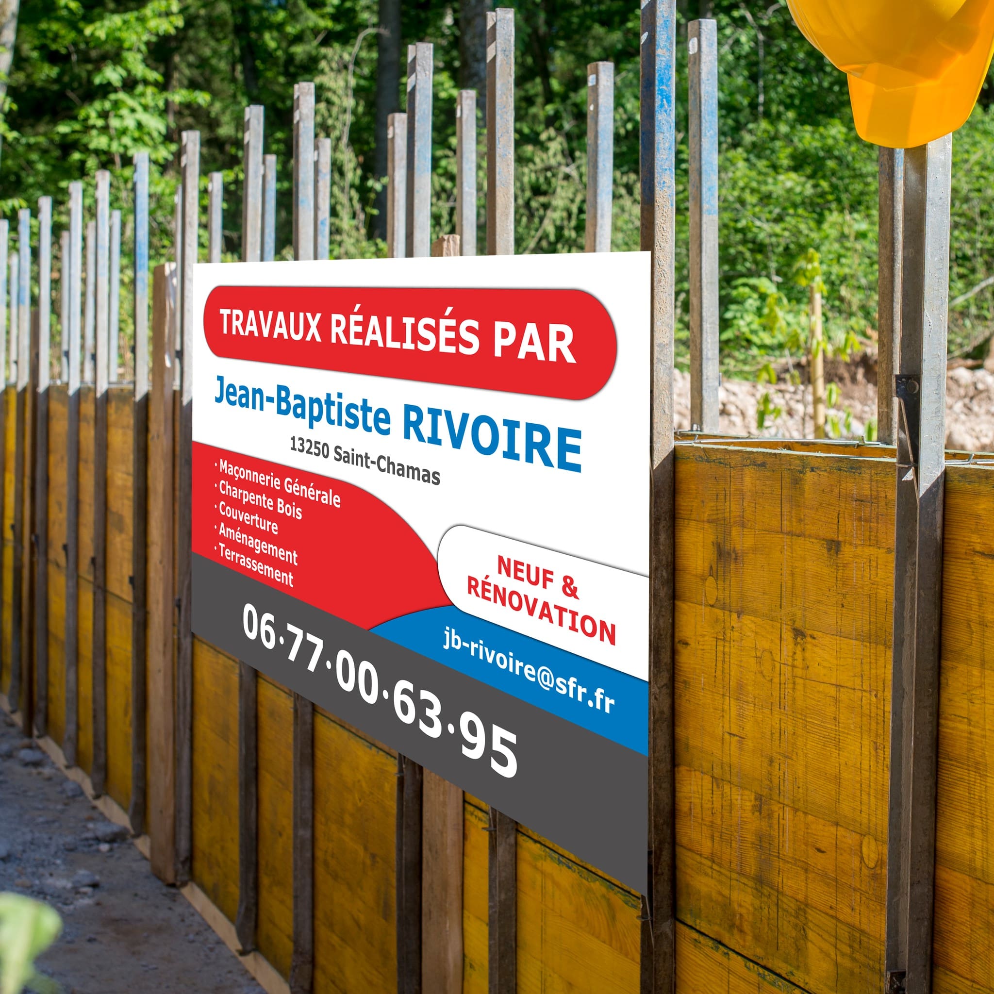 Panneau de chantier affiché sur une palissade en bois indiquant les travaux réalisés par Jean-Baptiste Rivoire à Saint-Chamas, avec coordonnées et types d’interventions.