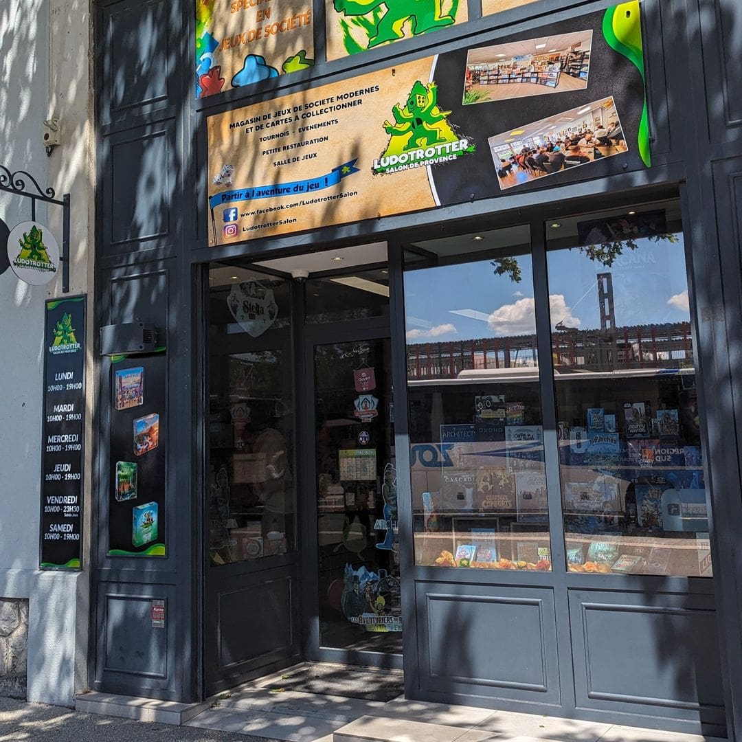 Façade du magasin Ludotrotter avec pose de film anti-UV sur les vitrines pour protéger les jeux exposés.