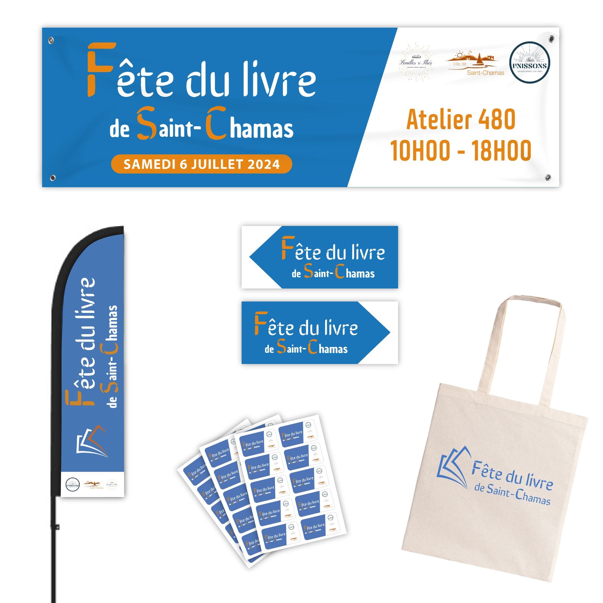 Ensemble de supports de communication pour la Fête du Livre de Saint-Chamas : Beach flag, bâche, panneaux fléchés, stickers et tote bag.