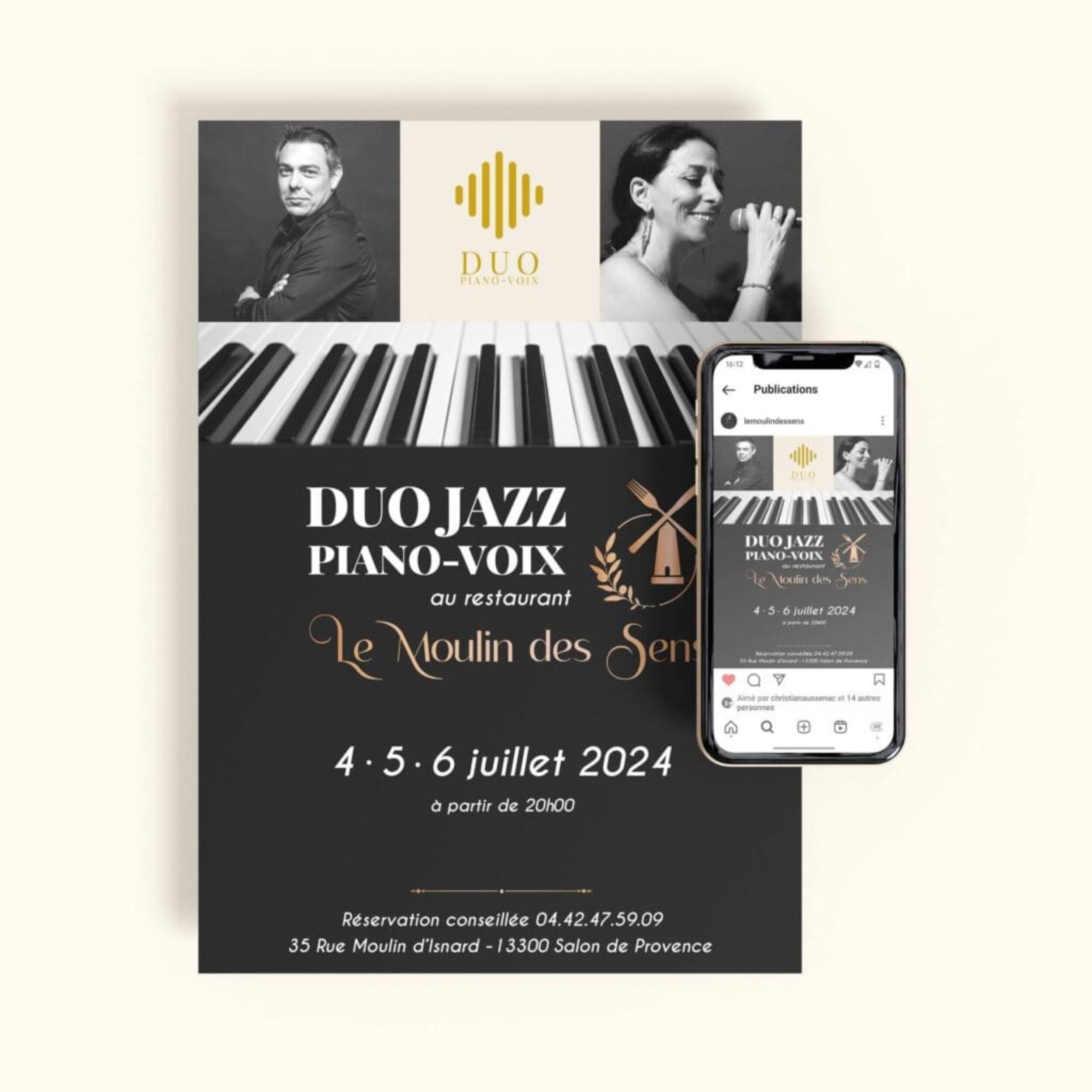 Affiche graphique en noir, blanc et doré avec un clavier de piano stylisé en bas de l’image, les portraits des deux musiciens en haut, le logo Duo Jazz Piano-Voix, les dates des soirées (4, 5, 6 juillet 2024), le nom du restaurant Le Moulin des Sens, et une version adaptée du visuel visible sur un écran de smartphone.