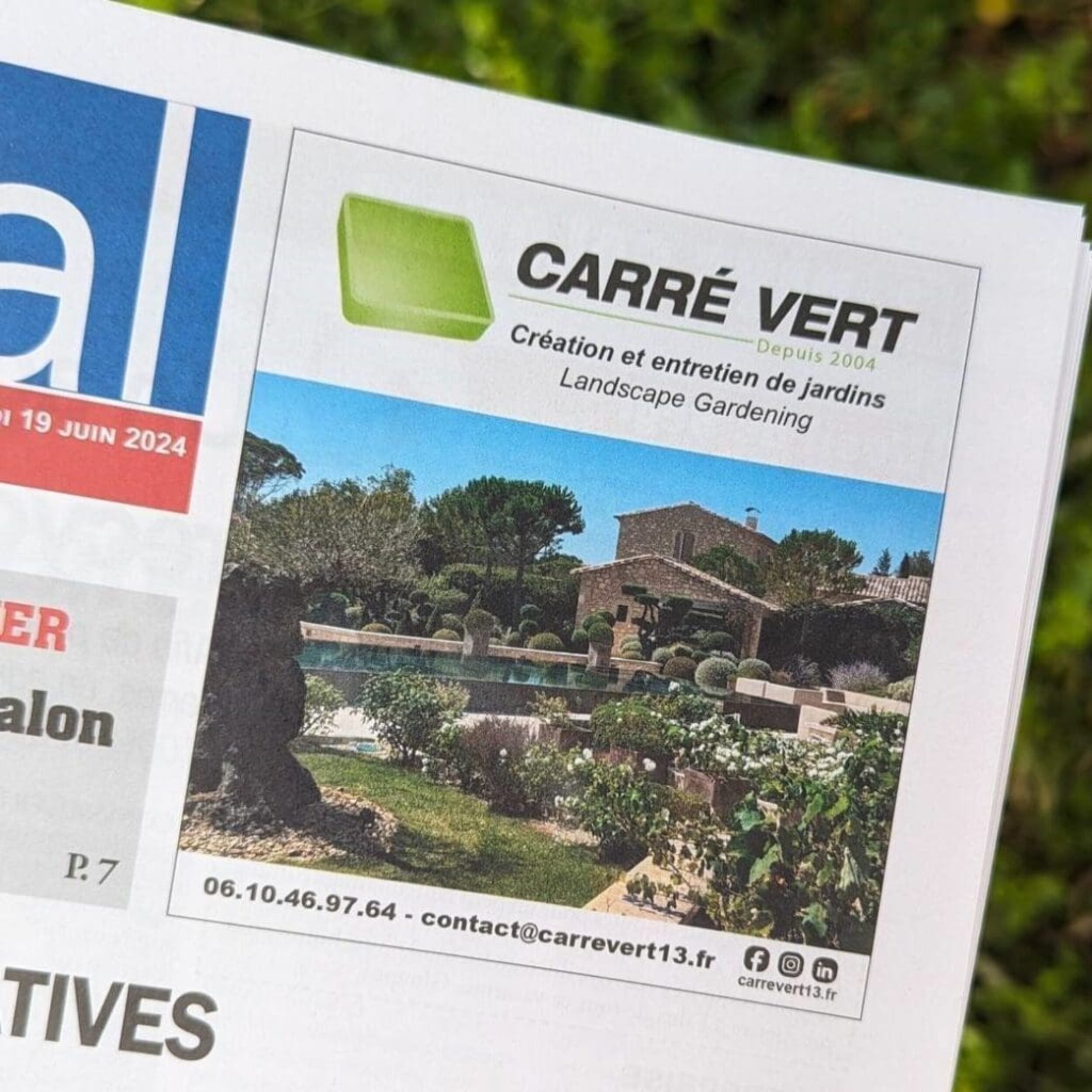 Encart publicitaire de Carré Vert dans un journal, présentant un aménagement paysager haut de gamme avec logo, coordonnées et slogan « Création et entretien de jardins ».