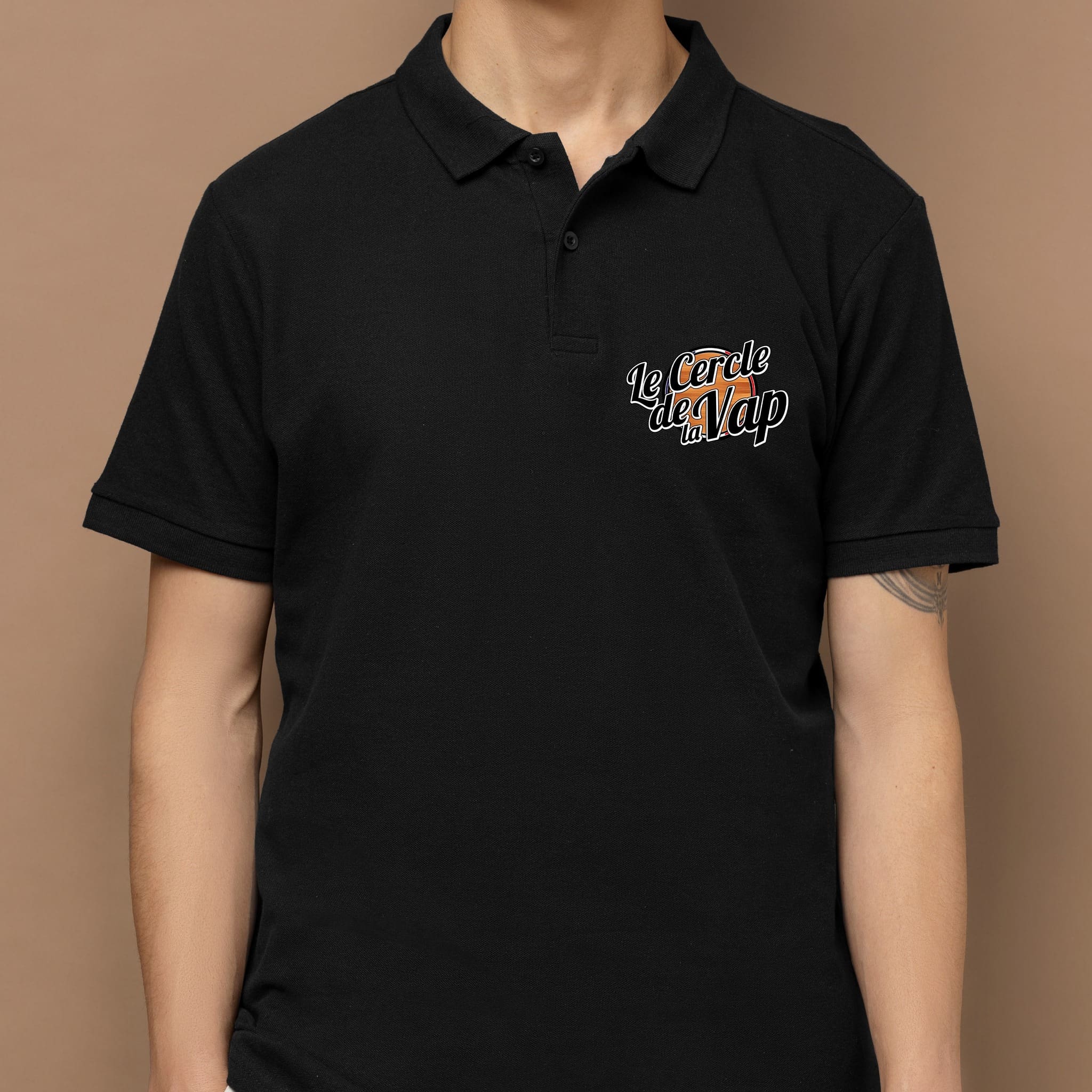 Polo noir brodé avec le logo Le Cercle de la Vap sur le cœur, porté par un modèle.