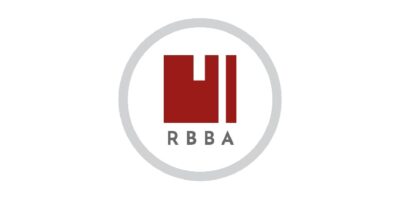 Logo du cabinet d’avocats RBBA, composé d’un pictogramme géométrique rouge bordeaux et du nom RBBA en lettres capitales grises.
