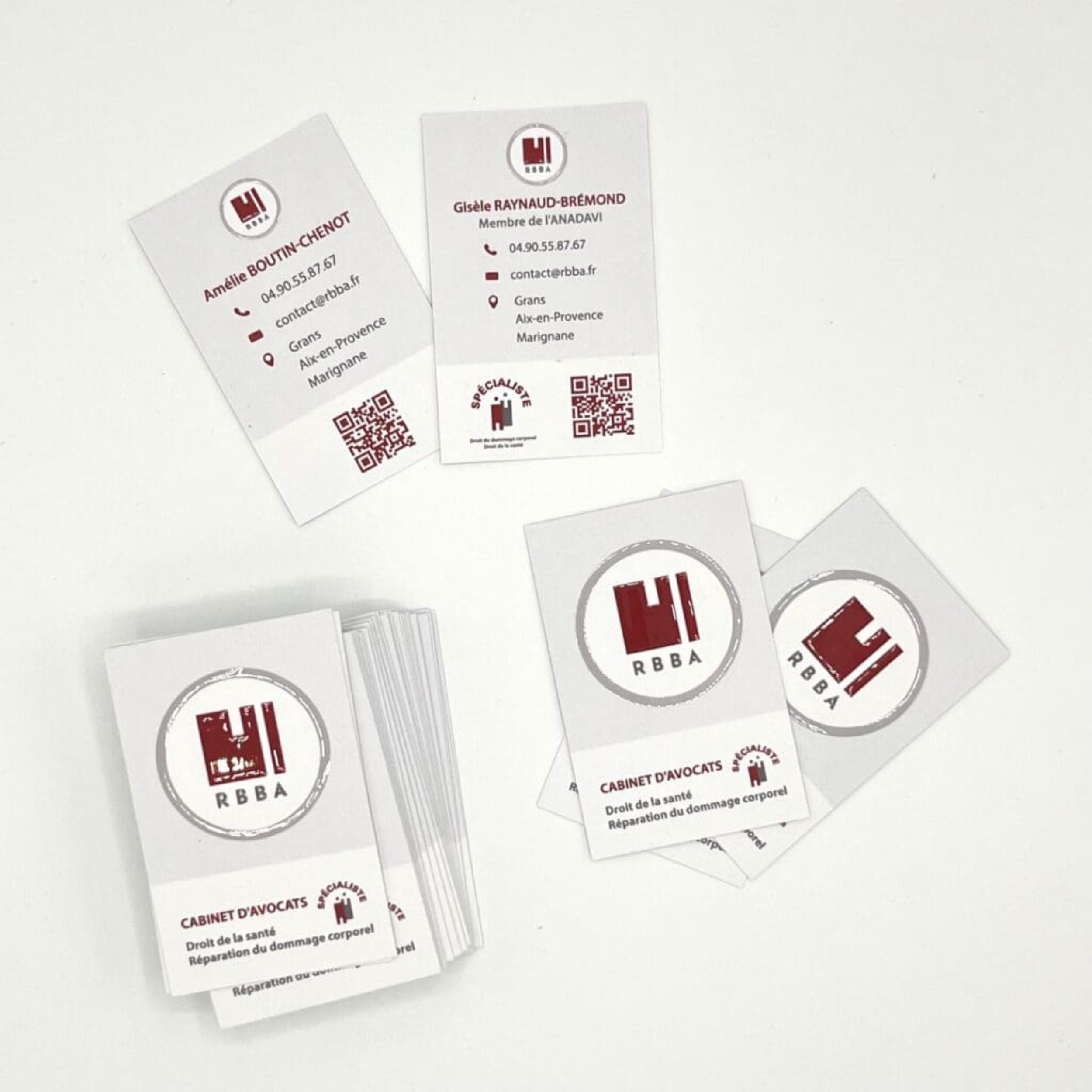 Cartes de visite du cabinet d’avocats RBBA, imprimées en recto-verso avec logo en vernis sélectif rouge et noir.