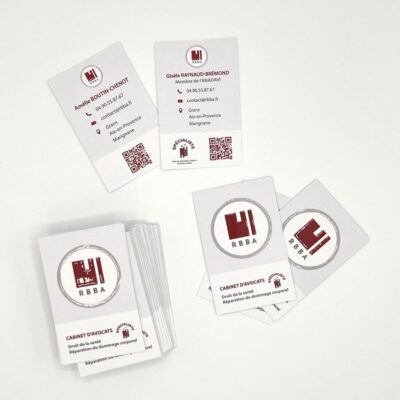 Cartes de visite du cabinet d’avocats RBBA, imprimées en recto-verso avec logo en vernis sélectif rouge et noir.