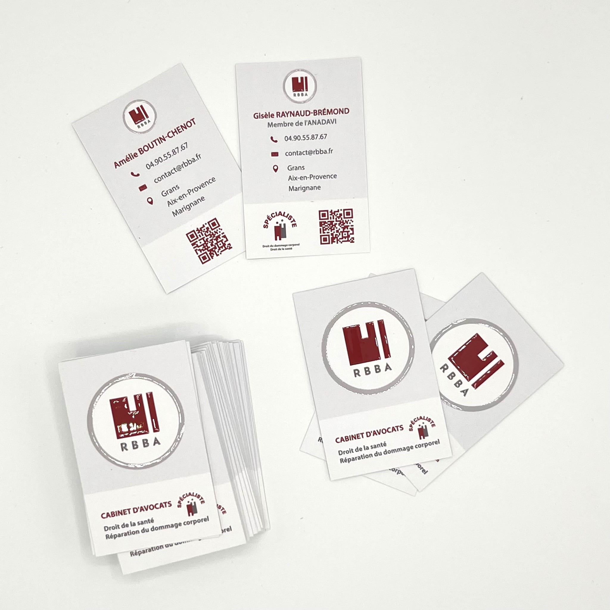 Cartes de visite du cabinet d’avocats RBBA, imprimées en recto-verso avec logo en vernis sélectif rouge et noir.