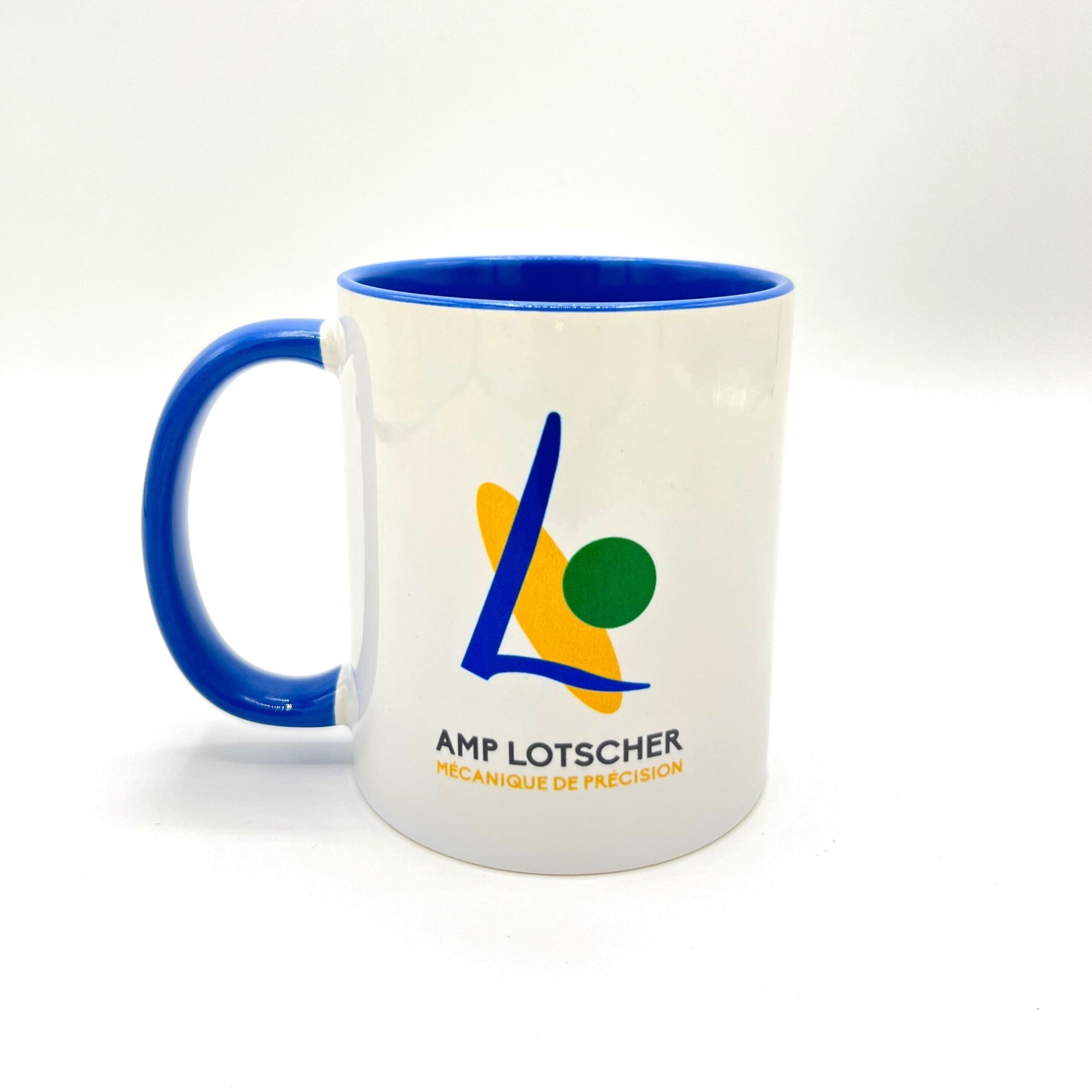 Mug blanc à anse et intérieur bleus, personnalisé avec le logo coloré d’AMP Lotscher et la mention « Mécanique de précision ».