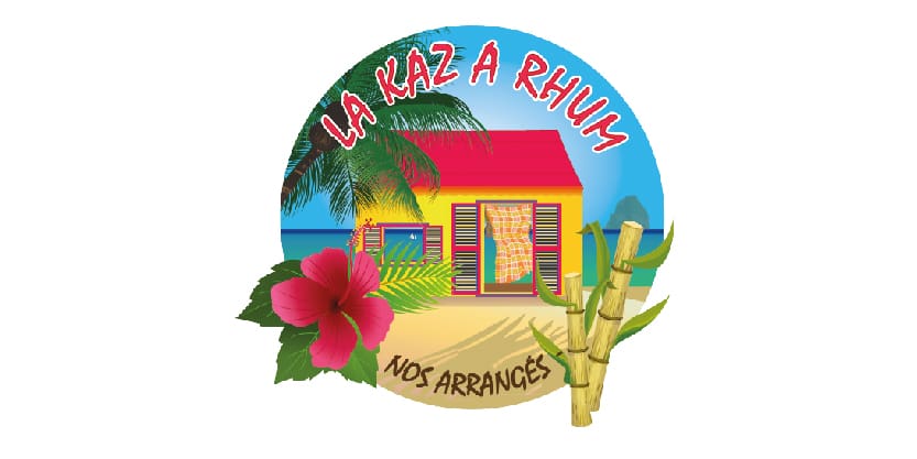 Logo La Kaz à Rhum représentant une case créole jaune et rouge sur fond de plage, avec des éléments tropicaux comme un hibiscus, de la canne à sucre et des palmiers.
