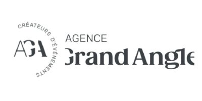 Logo noir et gris avec les lettres « AGA » entourées du texte circulaire « Créateurs d’événements », suivi du nom « Agence Grand Angle ».