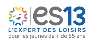 Logo avec visage stylisé en soleil multicolore, texte « es13 » et slogan « L’expert des loisirs pour les jeunes de + de 55 ans ».