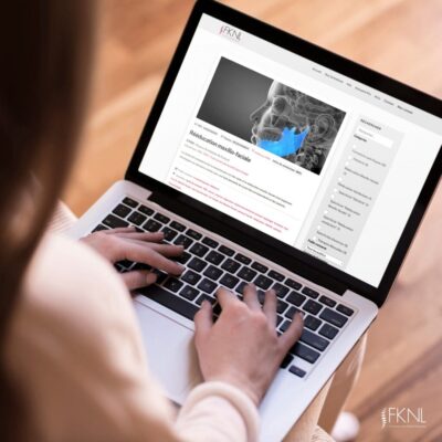 Utilisatrice consultant la plateforme e-learning FKNL sur un ordinateur portable.