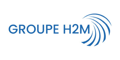 Logo bleu avec le texte « GROUPE H2M » suivi d’un motif de courbes dynamiques.