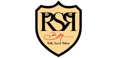 Logo en forme de blason beige avec le texte « RSR Bike Ride, Sun & Relax » en noir et rouge.