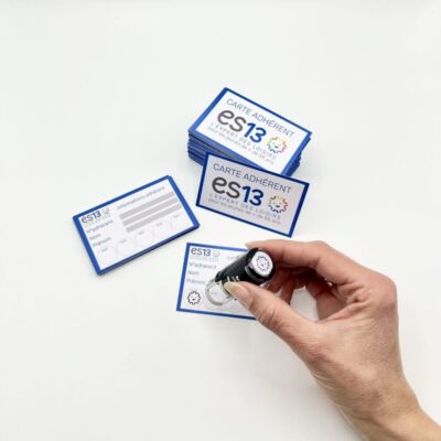 Cartes d’adhérent personnalisées pour ES13 avec un tampon validant l’adhésion annuelle.