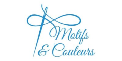 Logo bleu avec une aiguille formant une boucle et le texte « Motifs & Couleurs » en typographie cursive.