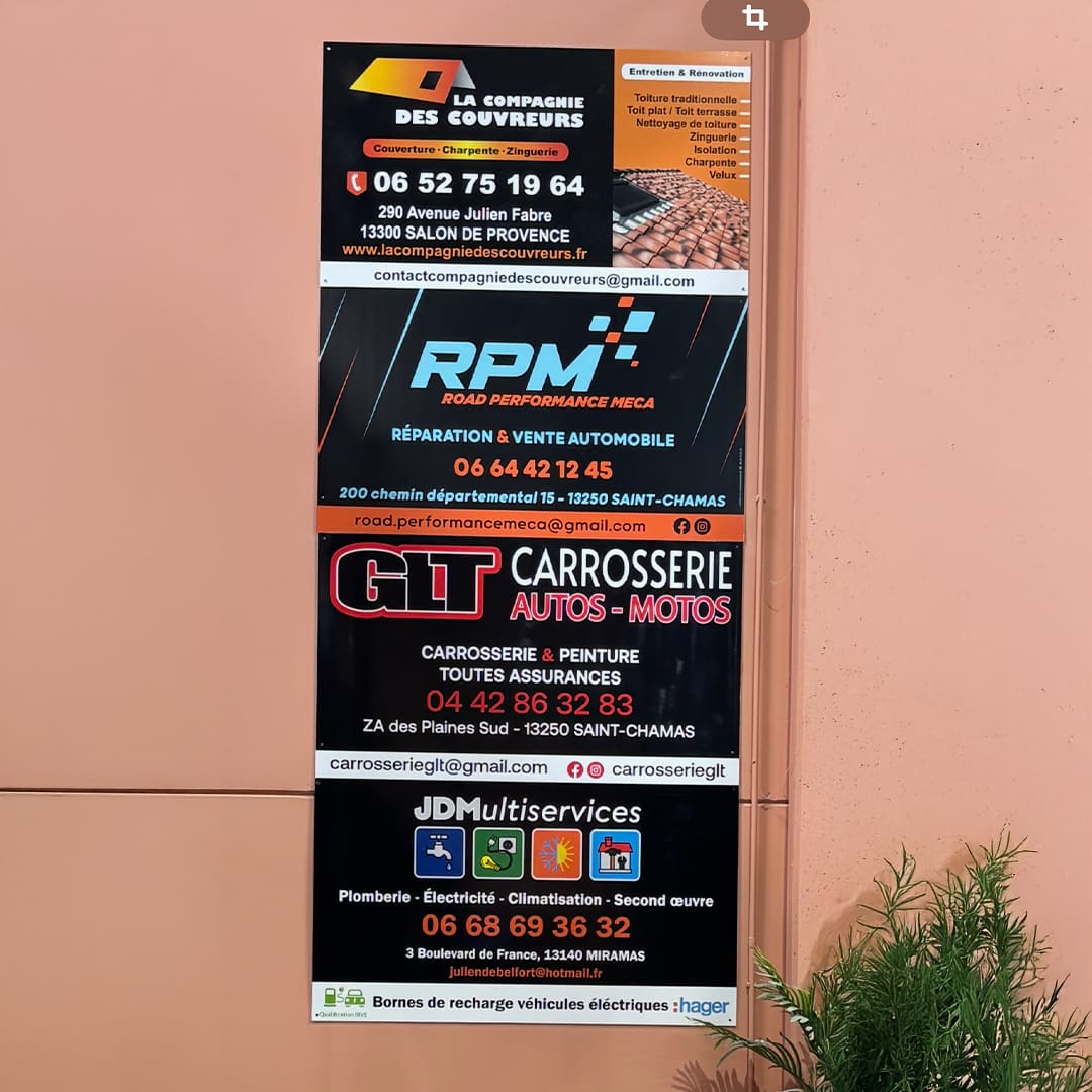 Des panneaux publicitaires au Padel P4
