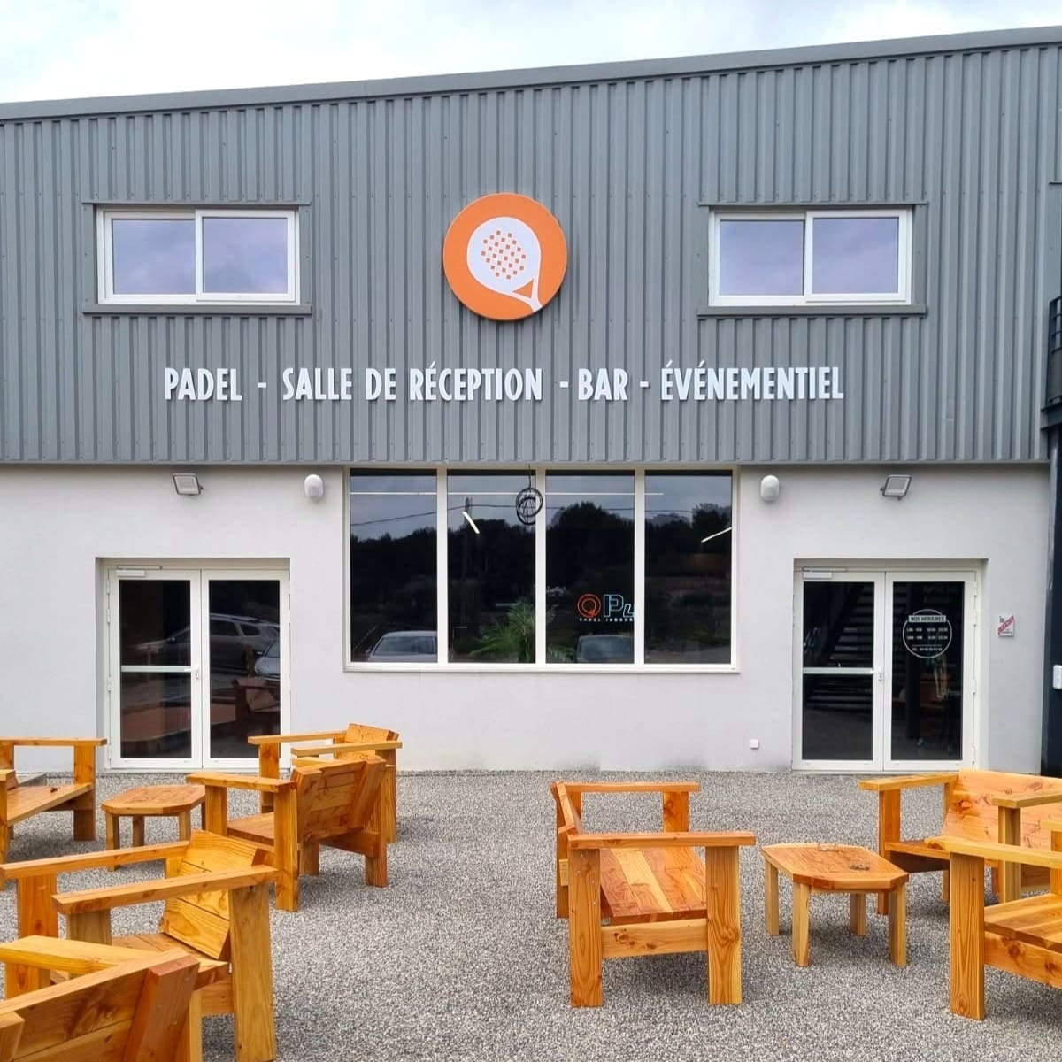 Une enseigne extérieure sur-mesure pour Padel P4