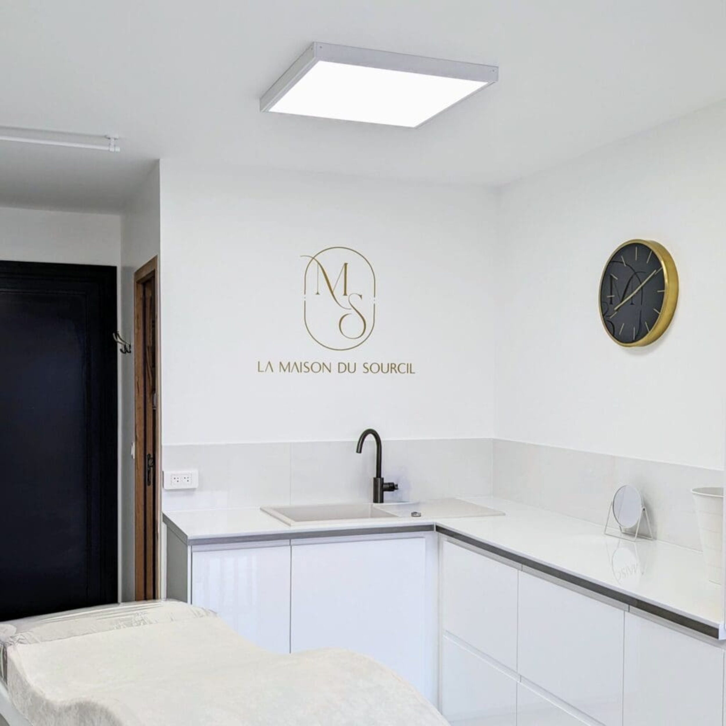 Autocollant Maison du Sourcil